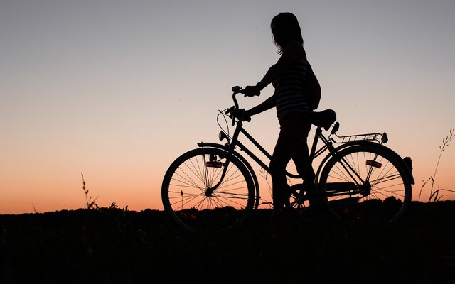 Fahrradfahrer im Sonnenuntergang