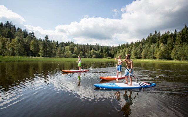 Stand-up paddling on the Schluchsee. Also available with the HochschwarzwaldCard